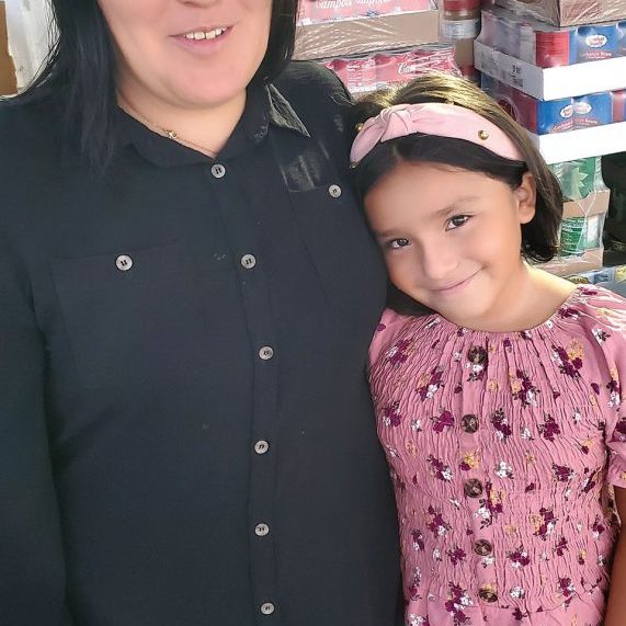 Haydee with her 7-year-old daughter at the La Voz food pantry.